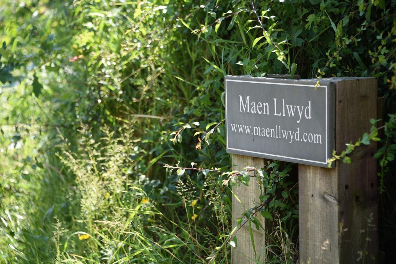 Maen Llwyd Villa Llanyre Exterior photo
